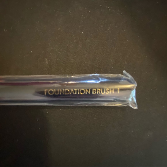 Ester Lauder Foundation Brush 1 - Picture 2 of 3